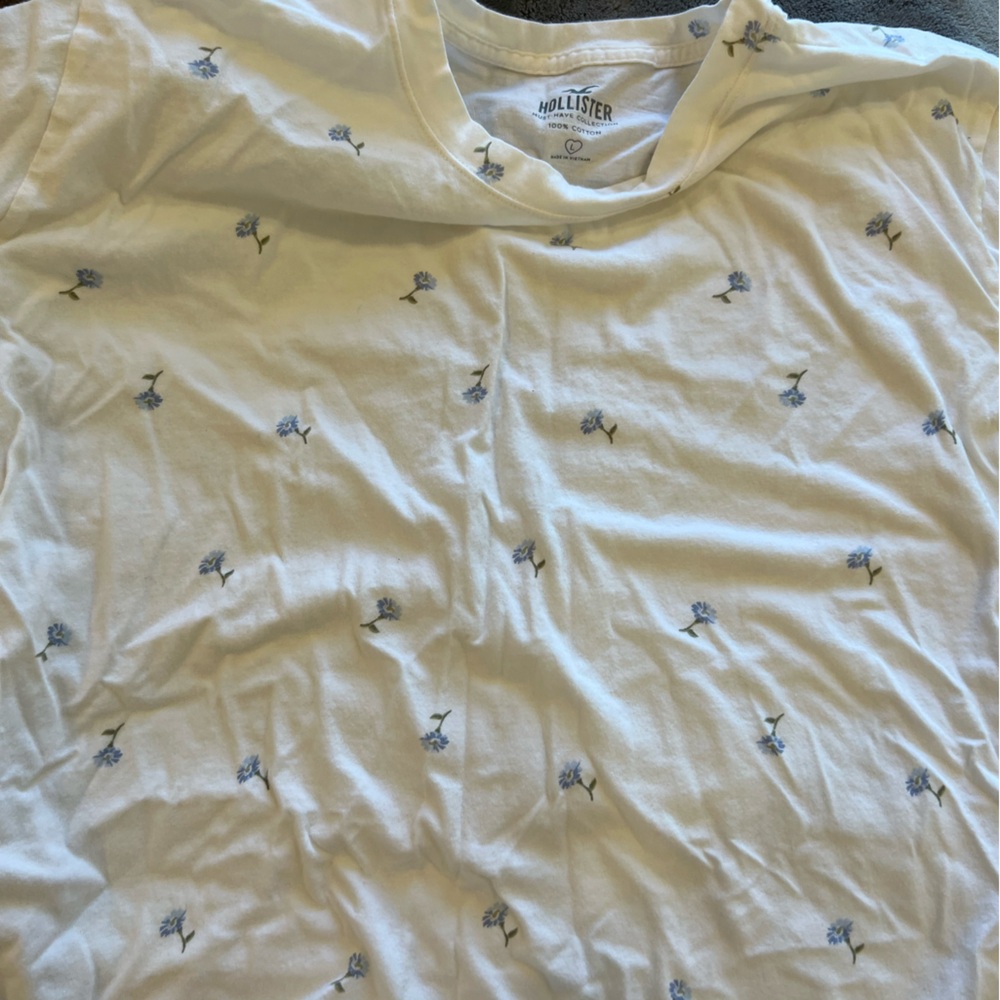 Hollister basic flower tee